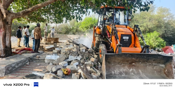 પોરબંદરના ગાયત્રીમંદિર સામે તંત્ર દ્વારા ડીમોલેશન હાથ ધરાયુ.