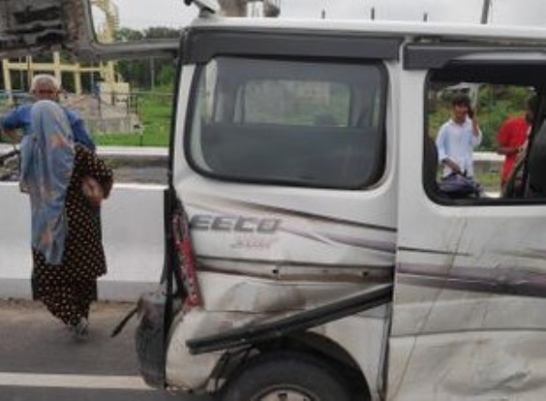 ઉત્તર ગુજરાતમાં ઊંઝા-મહેસાણા રોડ પર ડિવાઇડર સાથે ઇકો ગાડીનો અકસ્માત