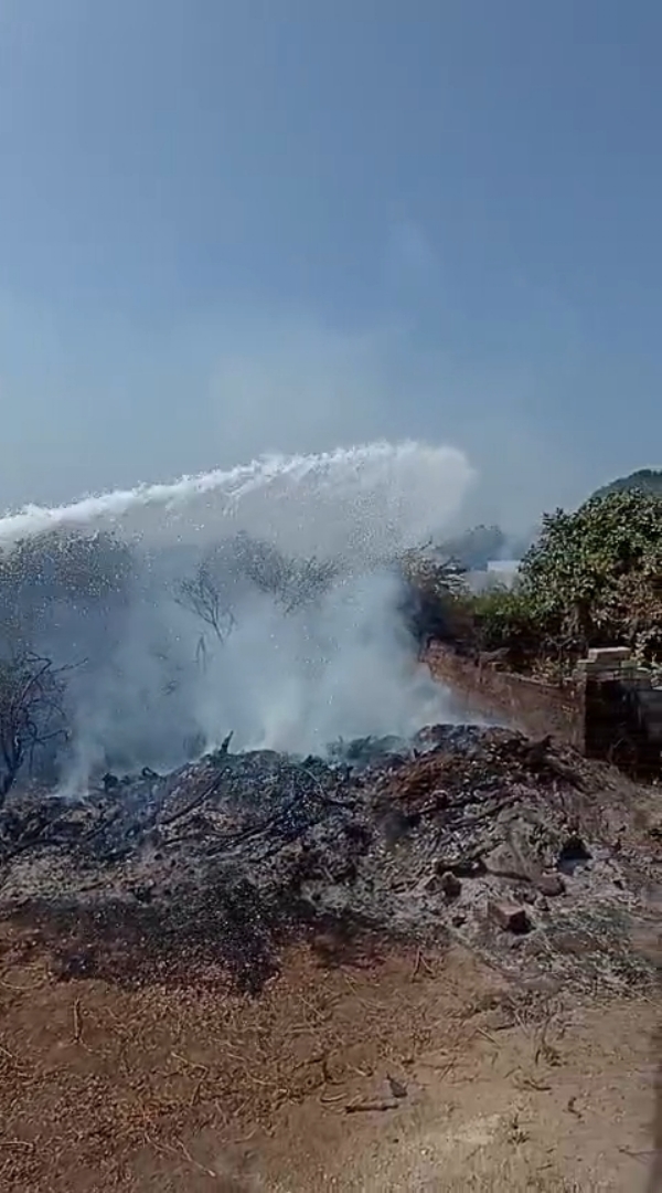 પોરબંદર શહેરમાં બે સ્થળોએ આગ લાગતા ફાયર બ્રિગેડ દોડતું થયું.