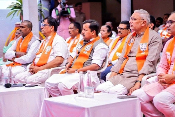 ખાડિયા સ્થિત દેસાઈની પોળ ખાતે બુથ અધ્યક્ષ થી લઈ રાષ્ટ્રીય અધ્યક્ષ સુધી બધાએ પ્રધાનમંત્રીના ‘મન કી બાત‘ કાર્યક્રમનો 131મો એપિસોડ નિહાળ્યો