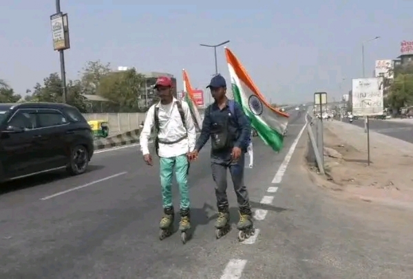 મહેસાણા : ખિસ્સામાં 4 હજાર રૂપિયા, હાથે તિરંગો અને દિલમાં દેશપ્રેમ, બે યુવાનો નીકળ્યા 20 રાજ્યોની સ્કેટિંગ યાત્રાએ