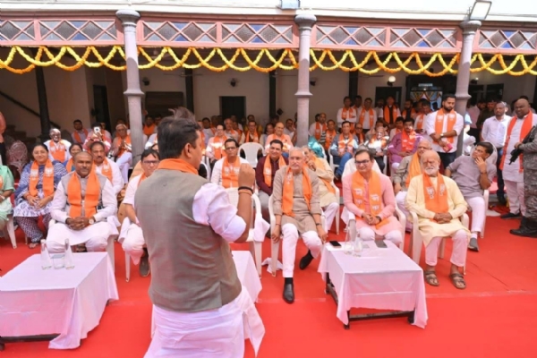 ખાડિયા સ્થિત દેસાઈની પોળ ખાતે બુથ અધ્યક્ષ થી લઈ રાષ્ટ્રીય અધ્યક્ષ સુધી બધાએ પ્રધાનમંત્રીના ‘મન કી બાત‘ કાર્યક્રમનો 131મો એપિસોડ નિહાળ્યો