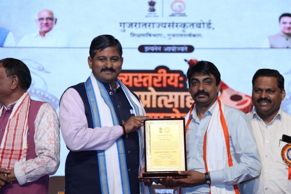 આચાર્યને સન્માનિત કરવામાં આવ્યા આચાર્યને સન્માનિત કરવામાં આવ્યા