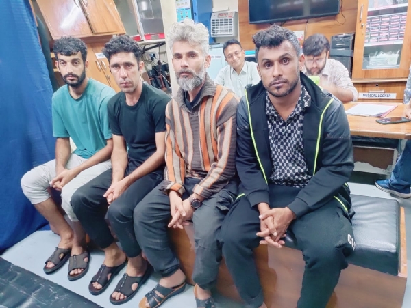 1 લાખ વિદેશી સિગરેટ સાથે 4 ઇરાની શખ્સોને ઝડપી પાડતી કોસ્ટગાર્ડ.