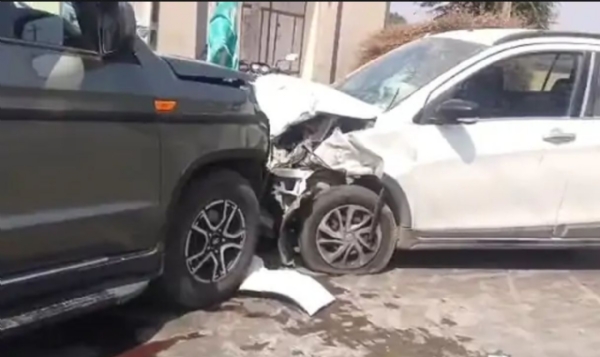 બે કાર વચ્ચે અકસ્માત સર્જાયો બે કાર વચ્ચે અકસ્માત સર્જાયો