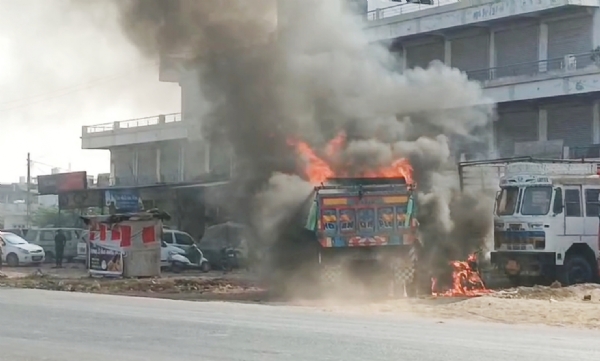 જંબુસરમાં ઉભેલી ટ્રકમાં આકસ્મિક ભયાનક આગ લાગી