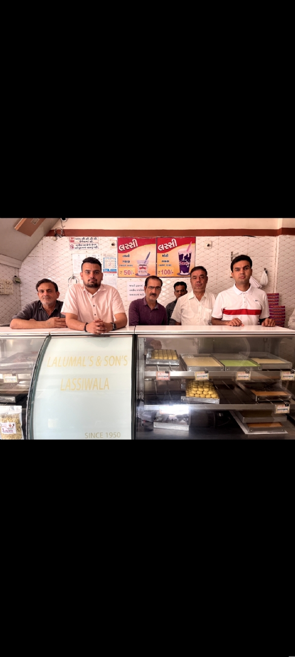 સિદ્ધપુરની ‘લાલુમલની લસ્સી’ : ભાગલા પછી શરૂ થયેલો સ્વાદનો વારસો ત્રીજી પેઢી સુધી પહોંચ્યો