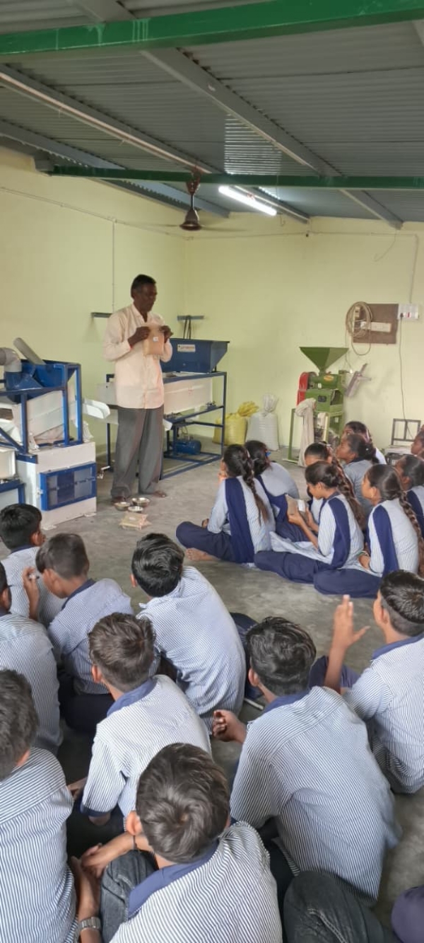 અમદાવાદ જિલ્લો ખીચા માધ્યમિક શાળાના વિદ્યાર્થીઓએ મિલેટ્સ પ્રોસેસિંગના જ્ઞાન સાથે સ્વાસ્થ્ય અને પર્યાવરણની જાણકારી મેળવી