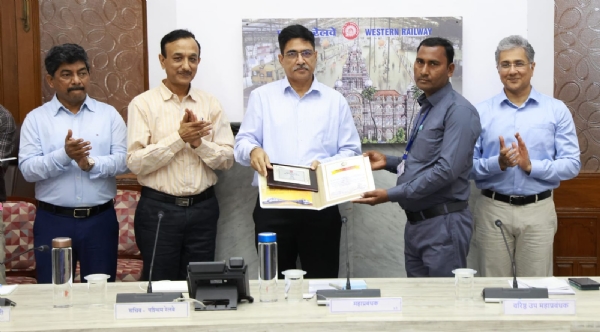 ભાવનગર મંડળના ત્રણ કર્મચારીઓને પશ્ચિમ રેલવેના મહાપ્રબંધક દ્વારા ‘