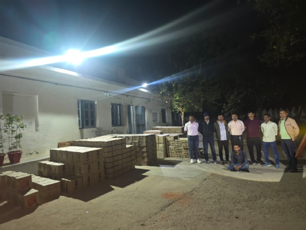 મહેસાણામાં આઇશર ટ્રક સાથે ₹72.78 લાખનો વિદેશી દારૂ ઝડપી પાડ્યો, એક ઈસમ ઝડપાયો