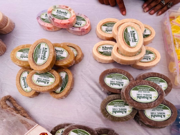 ઘરઆંગણે હર્બલ પ્રોડક્ટ્સ બનાવી આત્મનિર્ભર બન્યાં મણુદની ધારાબેન પટેલ