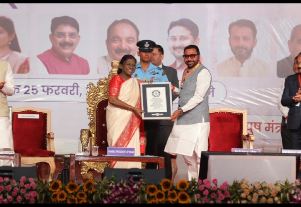 રાષ્ટ્રપતિ નું સ્વાગત કરતા કેન્દ્રીય આયુષ રાજ્યમંત્રી