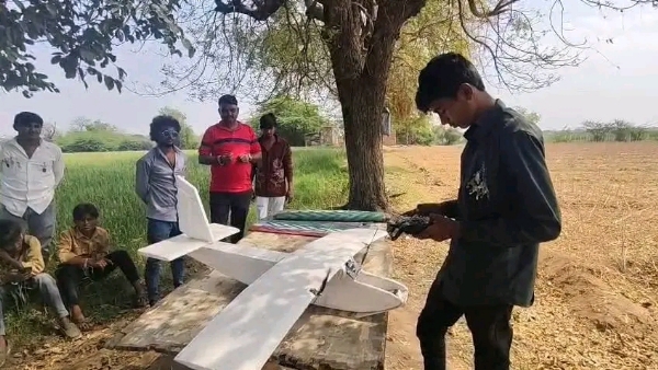 મેણા-ટોણાનો જડબાતોડ જવાબ: પીરોજપુરના યુવકે થર્મોકોલમાંથી બનાવ્યું ઉડતું વિમાન