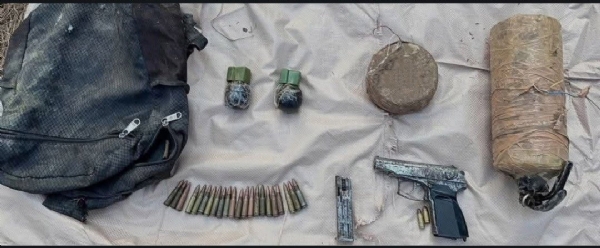 મોટી માત્રામાં હથિયારો અને વિસ્ફોટકો જપ્ત કર્યા મોટી માત્રામાં હથિયારો અને વિસ્ફોટકો જપ્ત કર્યા