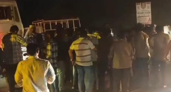 અકસ્માત સર્જાતા લોકો એકઠા થયા