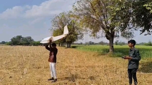 મેણા-ટોણાનો જડબાતોડ જવાબ: પીરોજપુરના યુવકે થર્મોકોલમાંથી બનાવ્યું ઉડતું વિમાન