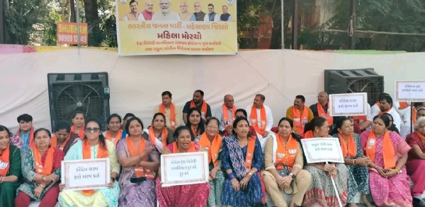 કોંગ્રેસના વિરોધમાં મહેસાણા જિલ્લા ભાજપ મહિલા મોરચાનું ધરણા કાર્યક્રમ