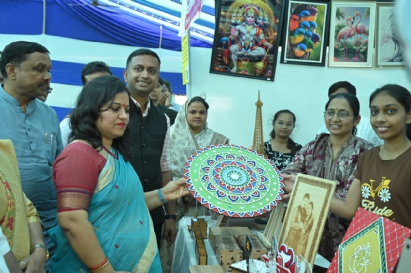 ગુજરાતના શહેરોમાં સ્વદેશી મેળાઓના આયોજનથી વોકલ ફોર લોકલને પ્રોત્સાહન ગુજરાતના શહેરોમાં સ્વદેશી મેળાઓના આયોજનથી વોકલ ફોર લોકલને પ્રોત્સાહન