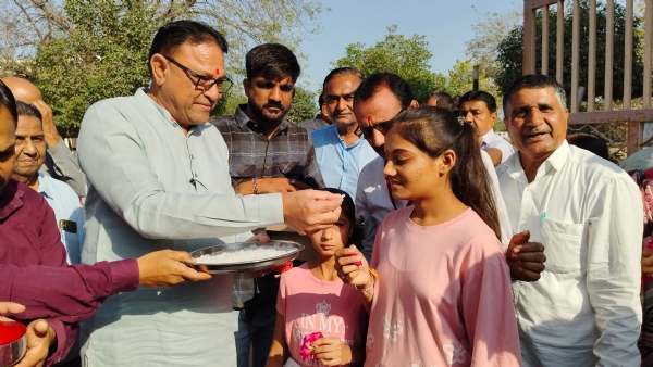 ખેરવા ગામે SSC બોર્ડ પરીક્ષાના પ્રથમ દિવસે વિદ્યાર્થીઓને કુમકુમ-અક્ષતથી વધાવી શુભકામનાઓ પાઠવાઈ ખેરવા ગામે SSC બોર્ડ પરીક્ષાના પ્રથમ દિવસે વિદ્યાર્થીઓને કુમકુમ-અક્ષતથી વધાવી શુભકામનાઓ પાઠવાઈ