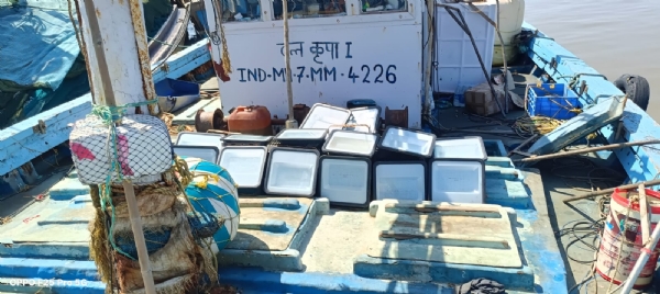 દરિયામાં ગેરકાયદેસર લાઇટ ફિશિંગ કરતી મહારાષ્ટ્રની બે બોટ ઝડપાઇ. દરિયામાં ગેરકાયદેસર લાઇટ ફિશિંગ કરતી મહારાષ્ટ્રની બે બોટ ઝડપાઇ.