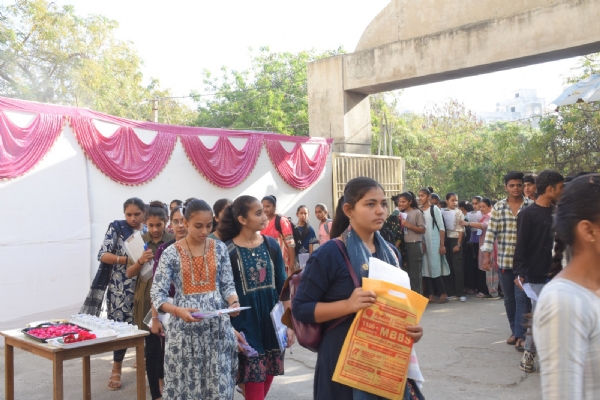 પોરબંદર જિલ્લામાં બોર્ડની પરીક્ષાઓનો શાંતિપૂર્ણ માહોલમાં પ્રારંભ.