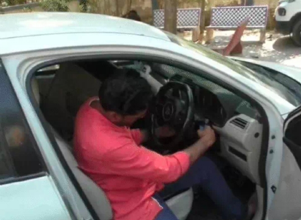 હાઈટેક ટેક્નોલોજીથી કાર ચોરી કરતી આંતરરાજ્ય ટોળકીના બે સાગરીતો મહેસાણામાં ઝડપાયા, ₹15.43 લાખનો મુદ્દામાલ જપ્ત