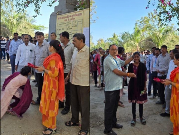 માધ્યમિક શાળા પ્રશ્નાવડા કેન્દ્રમાં વિદ્યાર્થીઓનું ફૂલ અને કુમકુમ તિલક