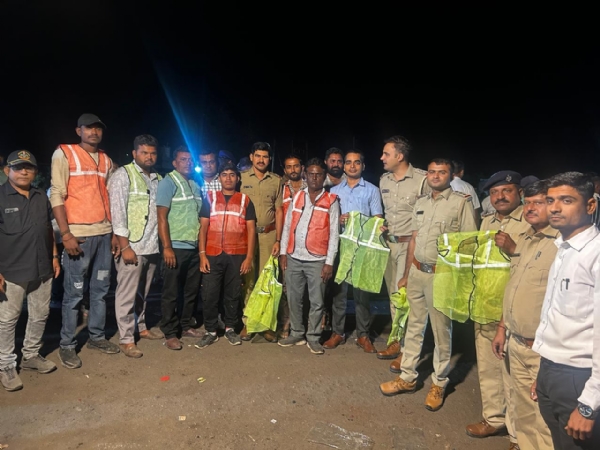 રેડિયમ જેકેટ વિતરણ રેડિયમ જેકેટ વિતરણ