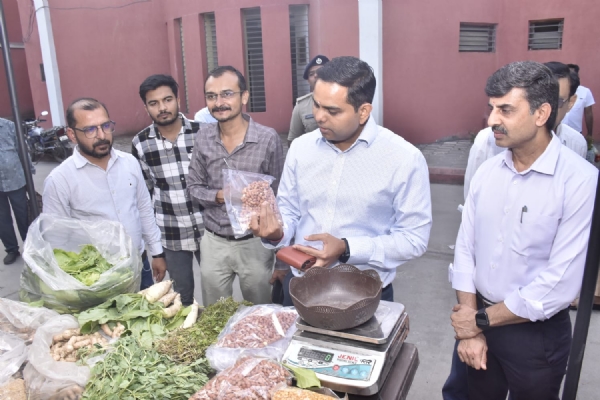 જૂનાગઢ કલેક્ટર કચેરીના પ્રાંગણમાં ચાલતા પ્રાકૃતિક કૃષિ હાટમાં