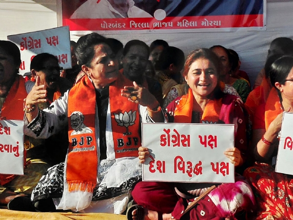 ભાજપ મહિલા મોરચા દ્વારા પોરબંદરમાં રાહુલ ગાંધી સામે વિરોધ પ્રદર્શન.