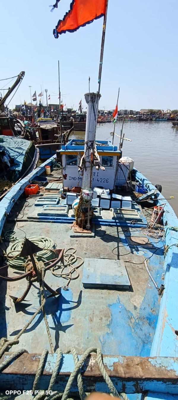 દરિયામાં ગેરકાયદેસર લાઇટ ફિશિંગ કરતી મહારાષ્ટ્રની બે બોટ ઝડપાઇ. દરિયામાં ગેરકાયદેસર લાઇટ ફિશિંગ કરતી મહારાષ્ટ્રની બે બોટ ઝડપાઇ.