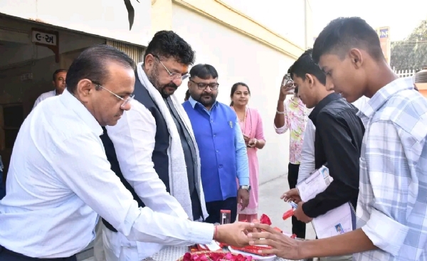 મહેસાણા: બોર્ડ પરીક્ષાના પ્રારંભે સાંસદ મયંકભાઈ નાયકે વિદ્યાર્થીઓને મોઢું મીઠું કરાવી આપી શુભેચ્છા