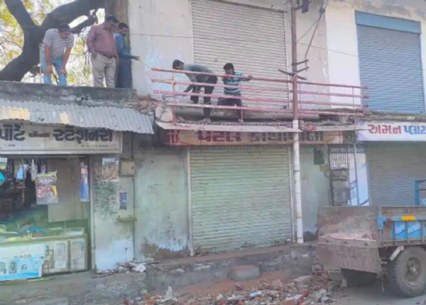 વિસનગરમાં જૂના કોમ્પ્લેક્સની ગેલેરીનો ભાગ તૂટી પડતા અફરાતફરી, જાનહાનિ ટળી