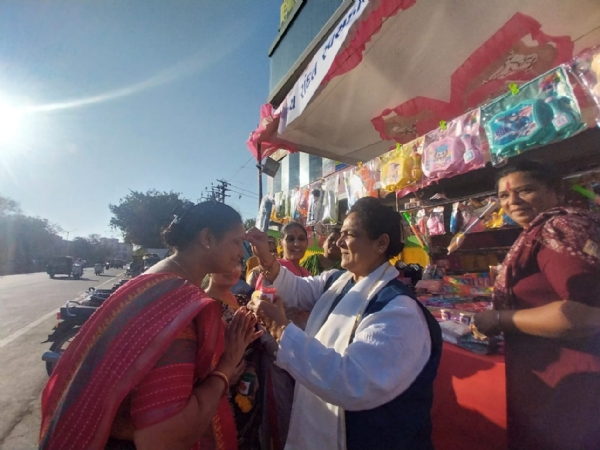 ધૂળેટી તહેવાર નિમિત્તે સખી મંડળની બહેનો માટે હર્બલ કલર વેચાણના સ્ટોલ શરૂ.