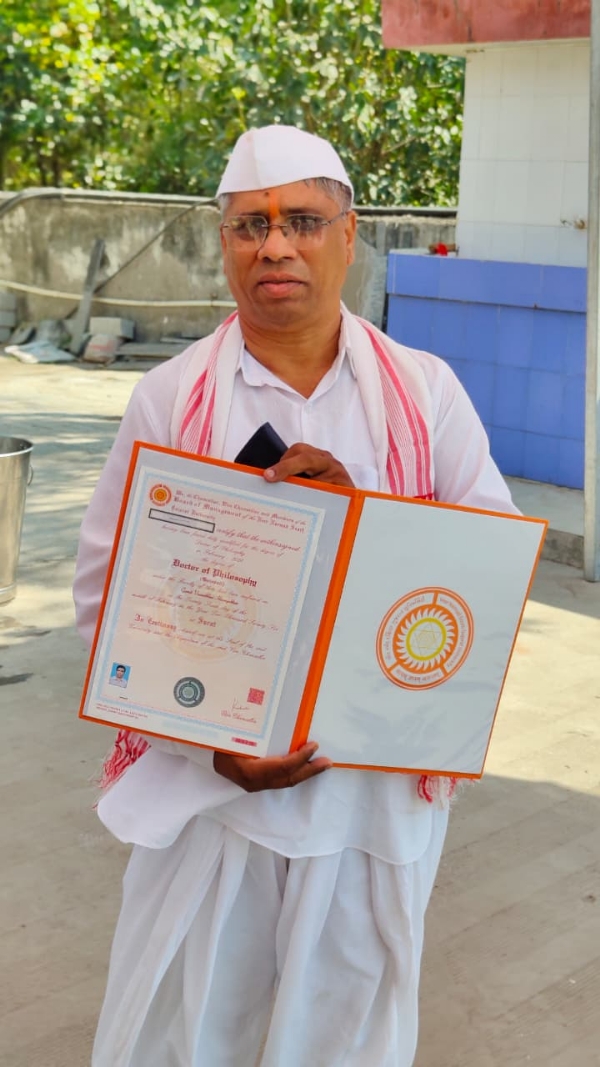 60 વર્ષીય પ્રોફેસરે મેળવી Ph.D ડિગ્રી 60 વર્ષીય પ્રોફેસરે મેળવી Ph.D ડિગ્રી