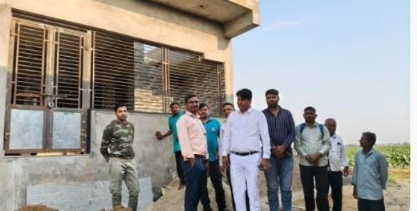 પ્રધાનમંત્રી આવાસ યોજના (ગ્રામીણ) અંતર્ગત મહેસાણા જિલ્લા કોર્ડિનેટરશ્રી દ્વારા વિજાપુર તાલુકાની આકસ્મિક મુલાકાત લેવામાં આવી હતી. મુલાકાત દરમિયાન યોજનાની અમલવારી અને પ્રગતિની સ્થળ પર સમીક્ષા કરવામાં આવી હતી. આ અવસરે જિલ્લા કોર્ડિનેટરશ્રીએ તાલુકા સ્તરના અધિકારીઓ અને સ્ટાફ સાથે બેઠક યોજી યોજનાની અસરકારક અમલવારી અંગે ચર્ચા કરી હતી. ફિલ્ડમાં ચાલી રહેલા કામોની પ્રગતિ, લાભાર્થીઓને સમયસર સહાયની ચુકવણી તેમજ બાંધકામની ગુણવત્તા જળવાઈ રહે તે મુદ્દાઓ પર ખાસ માર્ગદર્શન આપવામાં આવ્યું હતું. ઉપરાંત આવનારા લક્ષ્યો સમયમર્યાદામાં પૂર્ણ થાય તે માટે જરૂરી સૂચનાઓ પણ આપવામાં આવી હતી. યોજનાના લાભાર્થીઓને રહેઠાણની સુવિધા સમયસર અને પારદર્શક રીતે મળે તે માટે તંત્ર સજાગ હોવાનું જણાવાયું હતું. આકસ્મિક મુલાકાતનો મુખ્ય હેતુ કામગીરીમાં ગતિ લાવી વધુ અસરકારક અમલ સુનિશ્ચિત કરવાનો હતો. પ્રધાનમંત્રી આવાસ યોજના (ગ્રામીણ) અંતર્ગત મહેસાણા જિલ્લા કોર્ડિનેટરશ્રી દ્વારા વિજાપુર તાલુકાની આકસ્મિક મુલાકાત લેવામાં આવી હતી. મુલાકાત દરમિયાન યોજનાની અમલવારી અને પ્રગતિની સ્થળ પર સમીક્ષા કરવામાં આવી હતી. આ અવસરે જિલ્લા કોર્ડિનેટરશ્રીએ તાલુકા સ્તરના અધિકારીઓ અને સ્ટાફ સાથે બેઠક યોજી યોજનાની અસરકારક અમલવારી અંગે ચર્ચા કરી હતી. ફિલ્ડમાં ચાલી રહેલા કામોની પ્રગતિ, લાભાર્થીઓને સમયસર સહાયની ચુકવણી તેમજ બાંધકામની ગુણવત્તા જળવાઈ રહે તે મુદ્દાઓ પર ખાસ માર્ગદર્શન આપવામાં આવ્યું હતું. ઉપરાંત આવનારા લક્ષ્યો સમયમર્યાદામાં પૂર્ણ થાય તે માટે જરૂરી સૂચનાઓ પણ આપવામાં આવી હતી. યોજનાના લાભાર્થીઓને રહેઠાણની સુવિધા સમયસર અને પારદર્શક રીતે મળે તે માટે તંત્ર સજાગ હોવાનું જણાવાયું હતું. આકસ્મિક મુલાકાતનો મુખ્ય હેતુ કામગીરીમાં ગતિ લાવી વધુ અસરકારક અમલ સુનિશ્ચિત કરવાનો હતો.