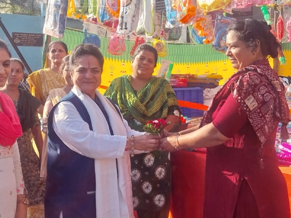 ધૂળેટી તહેવાર નિમિત્તે સખી મંડળની બહેનો માટે હર્બલ કલર વેચાણના સ્ટોલ શરૂ.