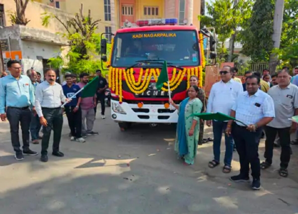 કડી નગરપાલિકાના ફાયર વિભાગમાં બે નવા આધુનિક ફાયર ટેન્ડરનો ઉમેરો કડી નગરપાલિકાના ફાયર વિભાગમાં બે નવા આધુનિક ફાયર ટેન્ડરનો ઉમેરો