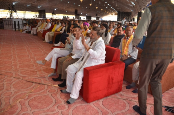 પચ્છેગામે ભક્તિભાવનો મહિમા: મુરલીધરજી મહારાજ નિજ મંદિર મહોત્સવે રાજ્યમંત્રી પરસોતમભાઈ સોલંકી સહભાગી. પચ્છેગામે ભક્તિભાવનો મહિમા: મુરલીધરજી મહારાજ નિજ મંદિર મહોત્સવે રાજ્યમંત્રી પરસોતમભાઈ સોલંકી સહભાગી.