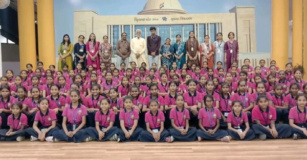 ઊંઝાની જી.એમ. કન્યા વિદ્યાલયની વિદ્યાર્થીનીઓએ ગુજરાત વિધાનસભાની મુલાકાત લીધી ઊંઝાની જી.એમ. કન્યા વિદ્યાલયની વિદ્યાર્થીનીઓએ ગુજરાત વિધાનસભાની મુલાકાત લીધી