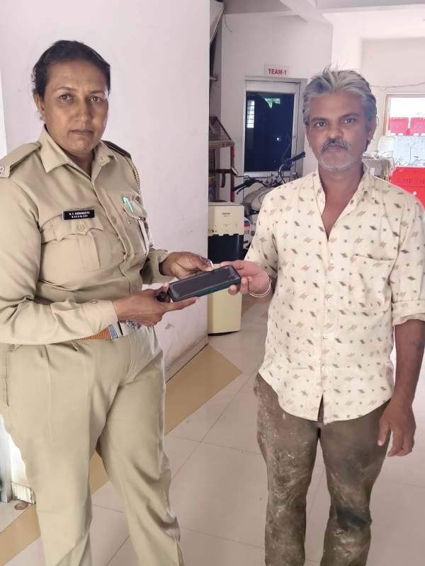 ટ્રાફિક પોલીસે મૂળ મલિક ને મોબાઈલ પરત કર્યો. ટ્રાફિક પોલીસે મૂળ મલિક ને મોબાઈલ પરત કર્યો.