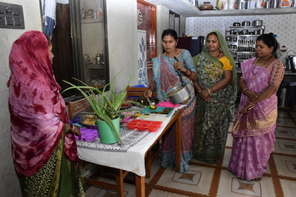 નર્મદા જિલ્લાના વિસ્તાર સહિત સ્ટેચ્યુ ઓફ યુનિટી ખાતે આવતા પ્રવાસીઓ માટે કેસૂડાના ફૂલો બન્યા ખાસ આકર્ષણનું કેન્દ્ર