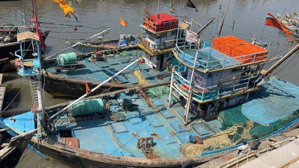 સમુદ્રમાં લાઈટ ફિશિંગ બેફામ: માછીમારોમાં રોષ. સમુદ્રમાં લાઈટ ફિશિંગ બેફામ: માછીમારોમાં રોષ.