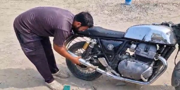 પ્રતિબંધીત મોડીફાઇ સાઇલેન્સર વાળી બુલેટ મોટર સાયકલો પુરઝડપે ચલાવી નીકળનાર ઇસમો વિરૂધ્ધ કાયદેસરની કાયૅવાહી કરતી ગીર સોમનાથ પોલીસ