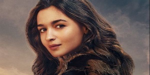 આલિયા ભટ્ટ અભિષેક પાઠકની હાઇ-વોલ્ટેજ ડ્રામા ફિલ્મ હાઉસવાઇફ માં અભિનય કરશે