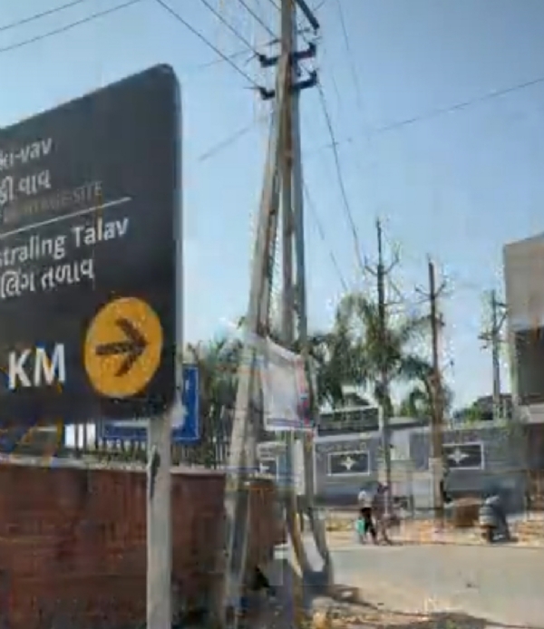 ફાટીપાળ દરવાજા બહાર તૂટેલો વીજ થાંભલો અકસ્માતને આમંત્રણ આપે છે ફાટીપાળ દરવાજા બહાર તૂટેલો વીજ થાંભલો અકસ્માતને આમંત્રણ આપે છે