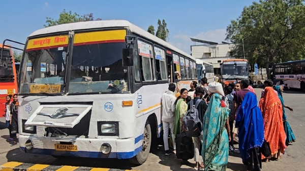 Ambaji ma bus steshan ma bhare bhid Ambaji ma bus steshan ma bhare bhid