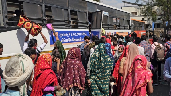Ambaji ma bus steshan ma bhare bhid Ambaji ma bus steshan ma bhare bhid