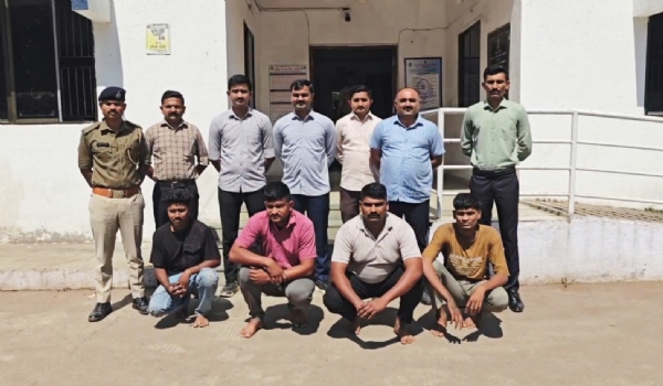 નકલી પોલીસની આડમાં ઝડપાયેલા યોગેશ અને સંજુ સામે વધુ એક ફરીયાદ નોંધાઈ નકલી પોલીસની આડમાં ઝડપાયેલા યોગેશ અને સંજુ સામે વધુ એક ફરીયાદ નોંધાઈ