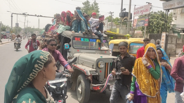 Ambaji ma bus steshan ma bhare bhid Ambaji ma bus steshan ma bhare bhid